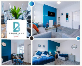 2 Bedroom Flat with Wifi, Washer, Full kitchen By Brookland Stays Serviced Accommodation Short Lets